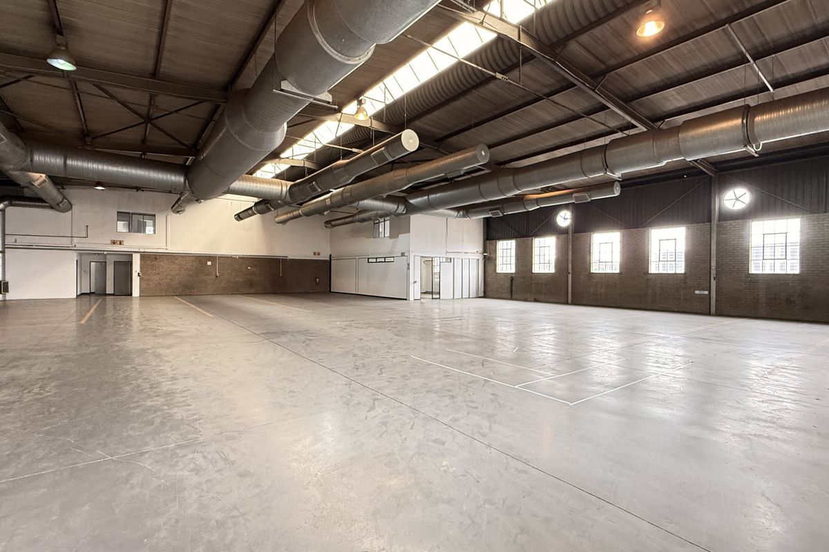 High-Impact 1,083m2 Warehouse with Offices To Let in Prime Samrand Location with N1 Visibility - Photo 4