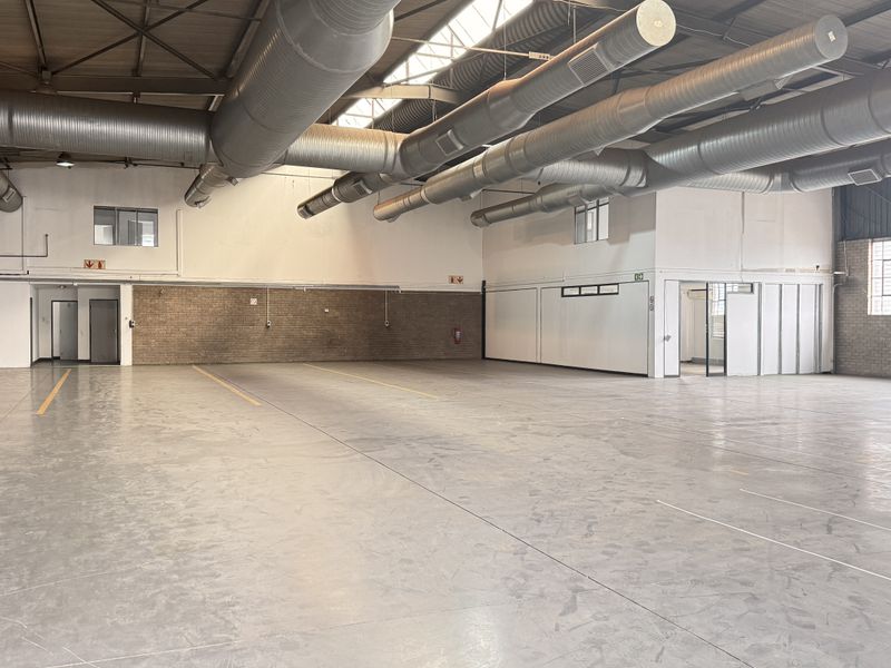 High-Impact 1,083m2 Warehouse with Offices To Let in Prime Samrand Location with N1 Visibility - Photo 3