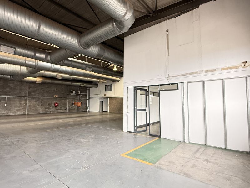 High-Impact 1,083m2 Warehouse with Offices To Let in Prime Samrand Location with N1 Visibility - Photo 5