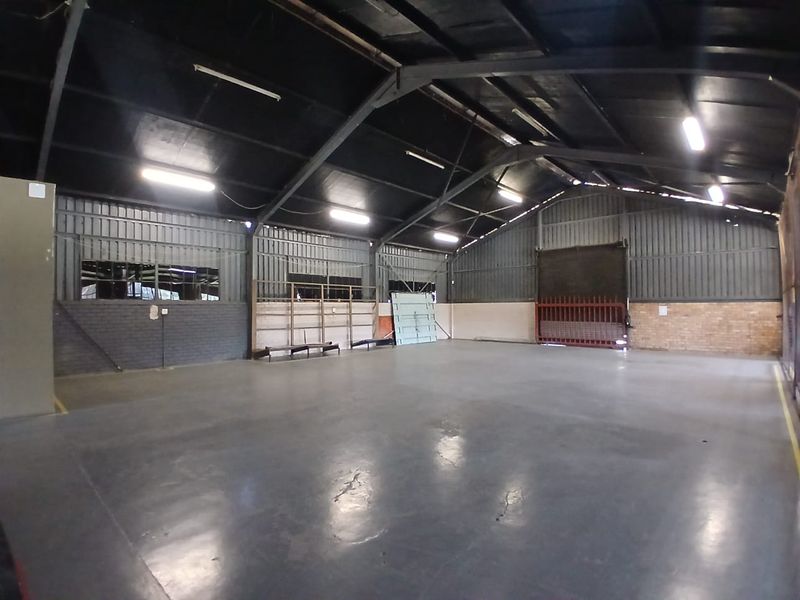 High-Capacity Warehouse with Yard Advantage - Photo 9