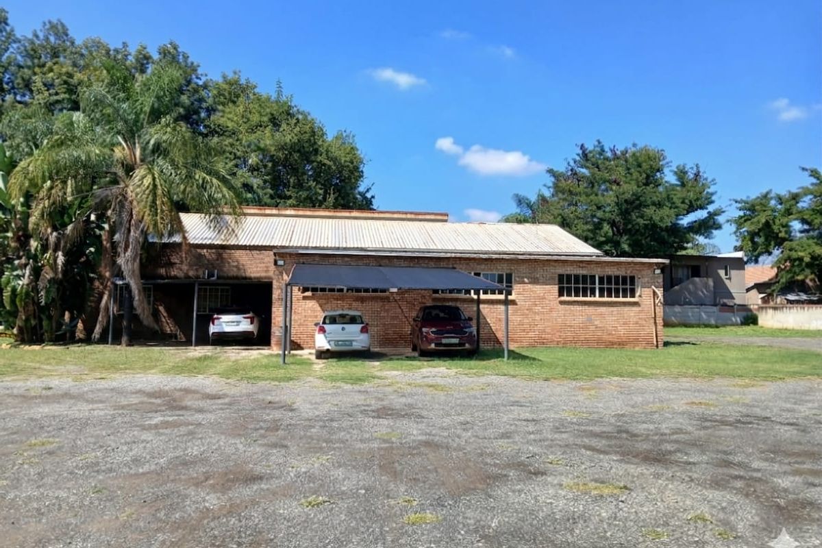 High-Capacity Warehouse with Yard Advantage - Photo 3