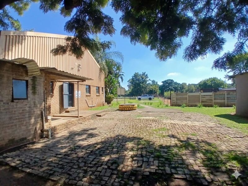 High-Capacity Warehouse with Yard Advantage - Photo 4