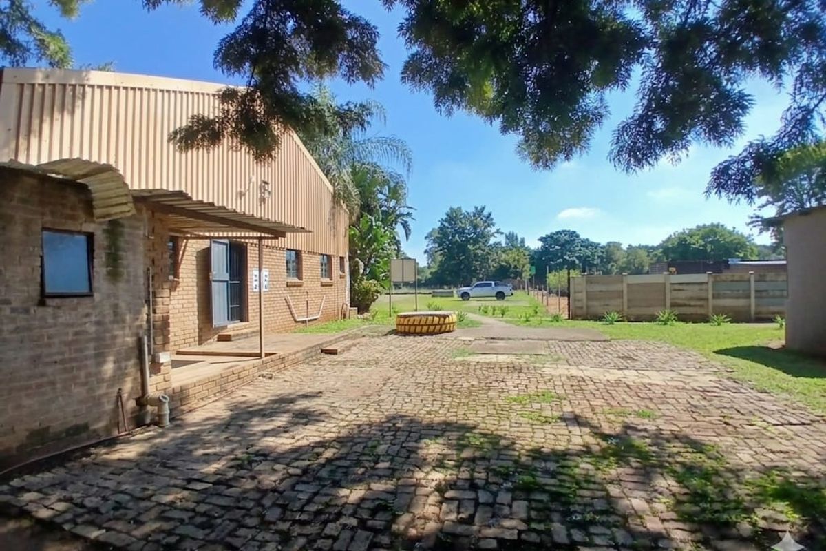 High-Capacity Warehouse with Yard Advantage - Photo 4