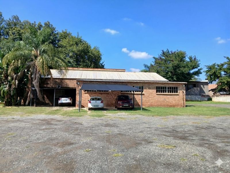 High-Capacity Warehouse with Yard Advantage - Photo 2