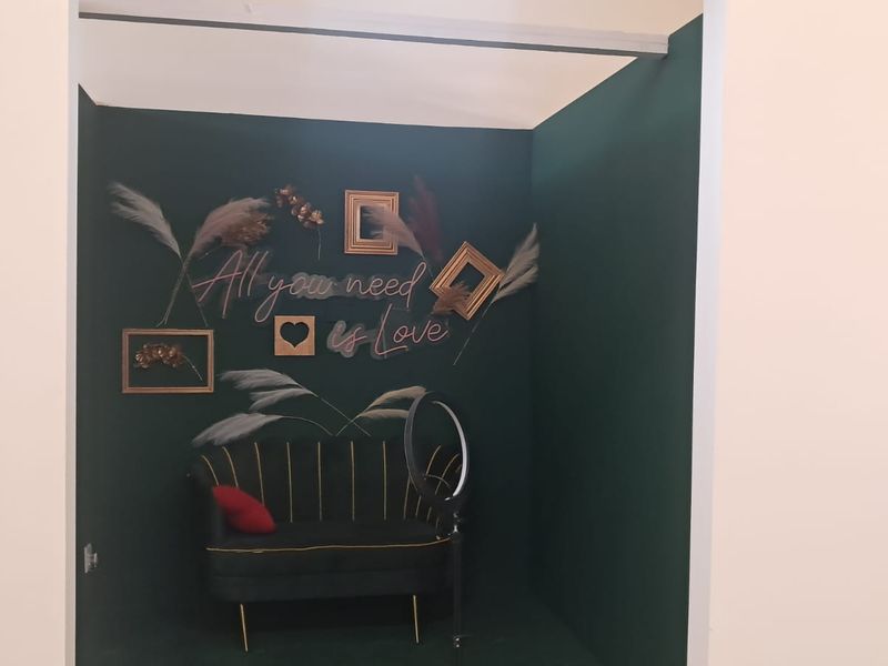 220m2 Retail to Let - No restaurants please - Photo 9