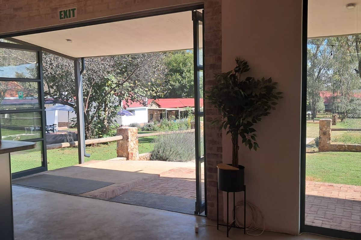 220m2 Retail to Let - No restaurants please - Photo 2