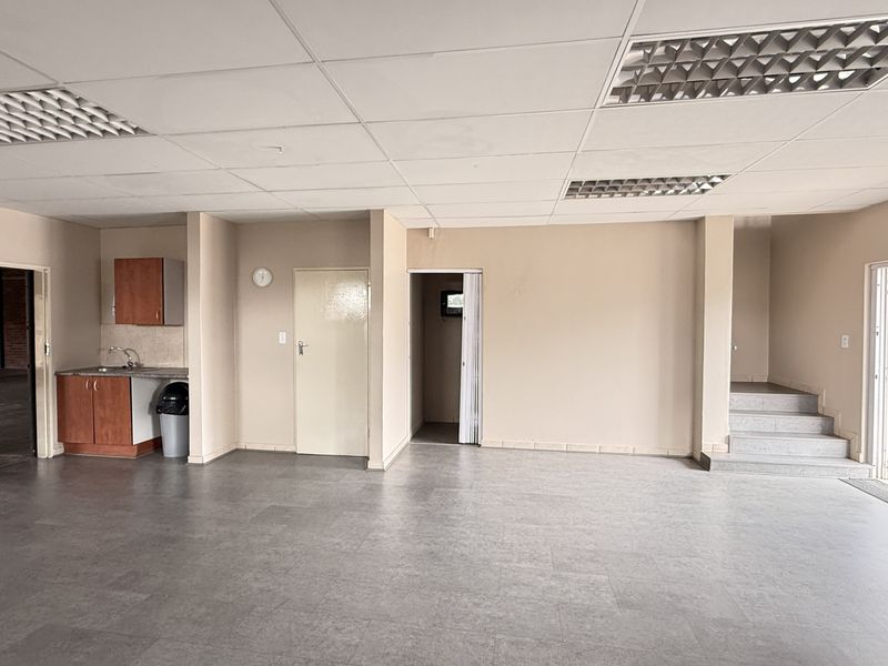 AAA-Grade 445m2 Warehouse To Let in Rooihuiskraal, Secure Industrial Node with Direct N1 Access - Photo 4