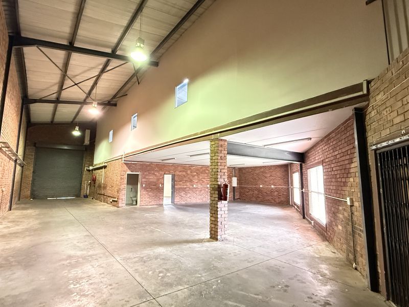 Prime 445m2 AAA-Grade Warehouse For Sale in Rooihuiskraal, Secure Business Park and N1 Access - Photo 9