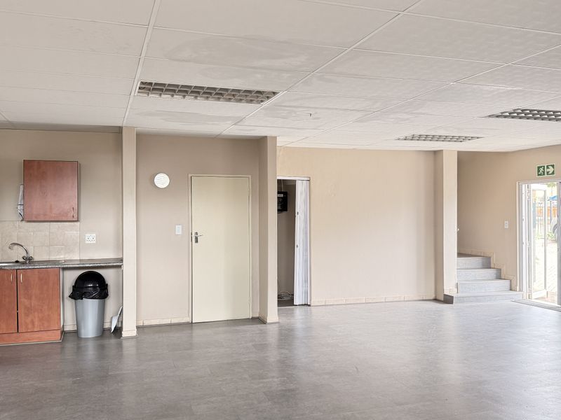 Prime 445m2 AAA-Grade Warehouse For Sale in Rooihuiskraal, Secure Business Park and N1 Access - Photo 4