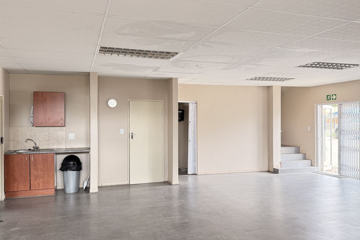 Prime 445m2 AAA-Grade Warehouse For Sale in Rooihuiskraal, Secure Business Park and N1 Access - Photo 4