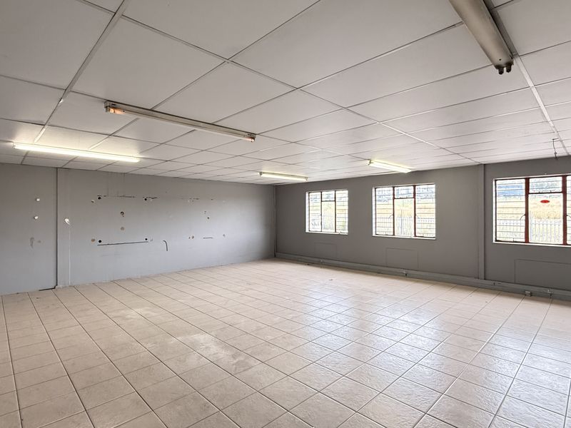 High-Impact N1 Exposure Prime 1,033m2 Warehouse in Samrand Business Park, Centurion - Photo 10
