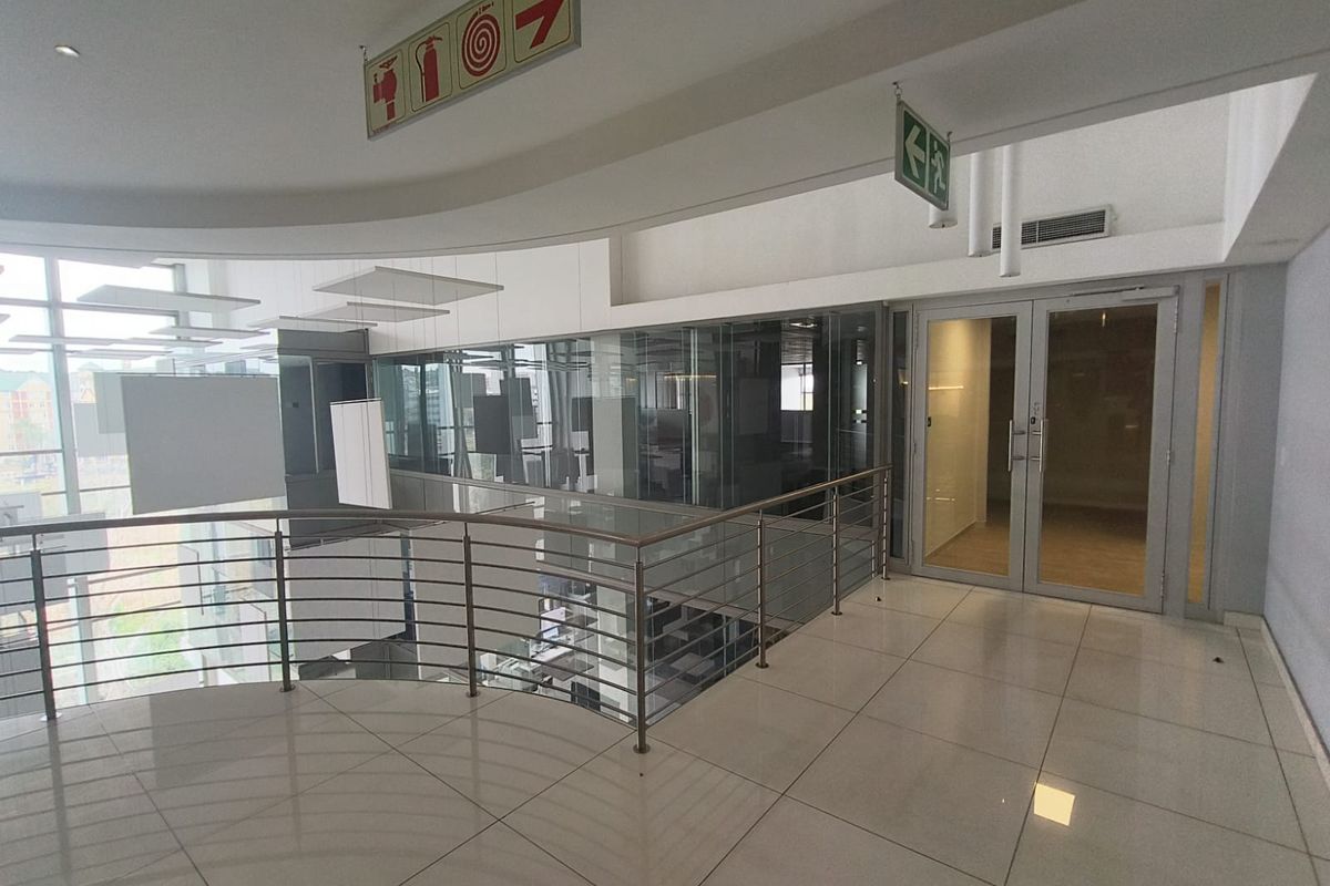 Premium 680m2 Fully Fitted Office in Green Star Rated Lakeside 3, Immediate Occupation - Photo 4