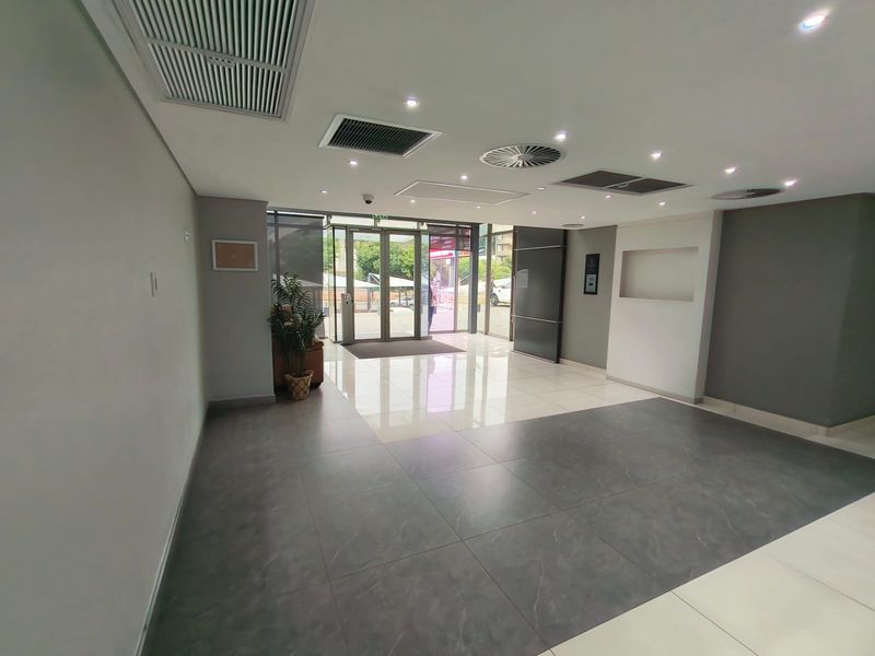 Premium 680m2 Fully Fitted Office in Green Star Rated Lakeside 3, Immediate Occupation - Photo 2