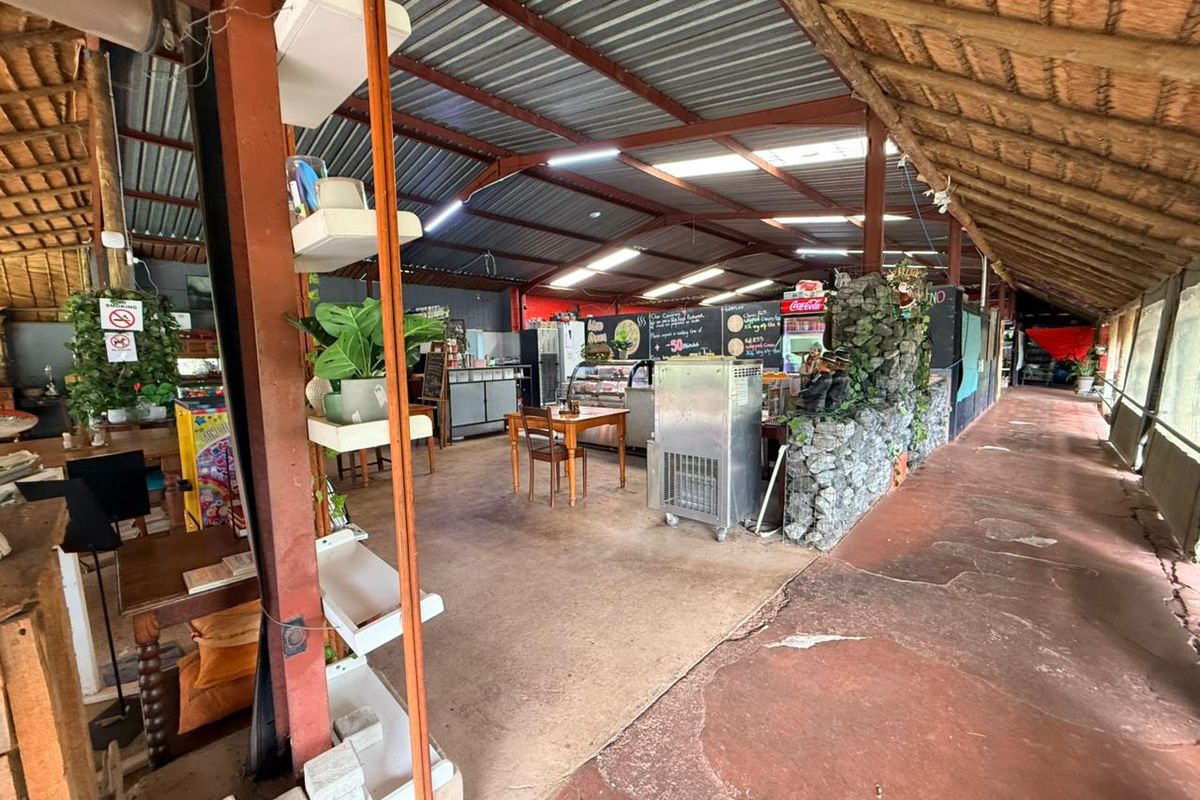Grow Your Dream: Vibrant Flower-Filled Restaurant Ready for New Ownership - Photo 4
