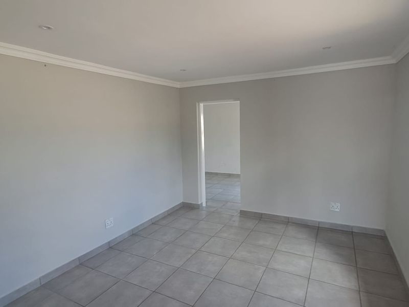 360m2 Warehouse with offices in Pomona - Photo 6