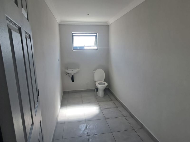 360m2 Warehouse with offices in Pomona - Photo 10