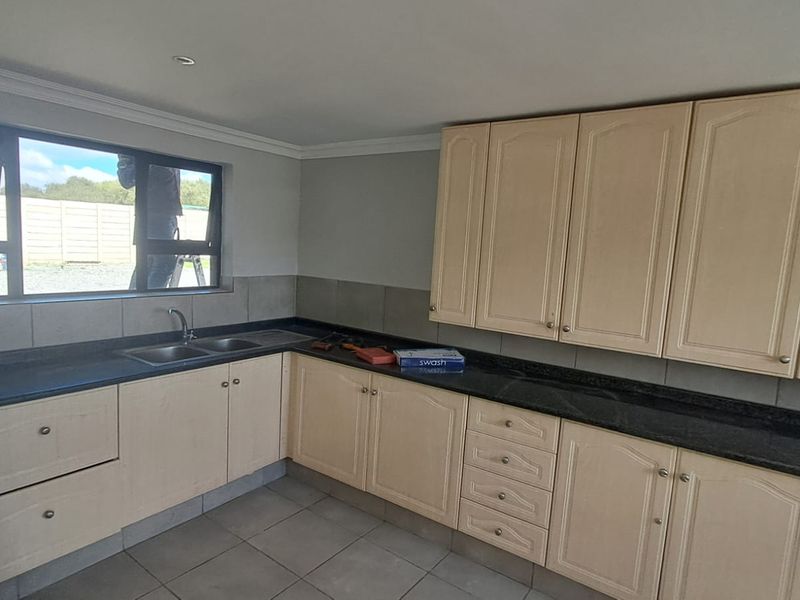 360m2 Warehouse with offices in Pomona - Photo 8