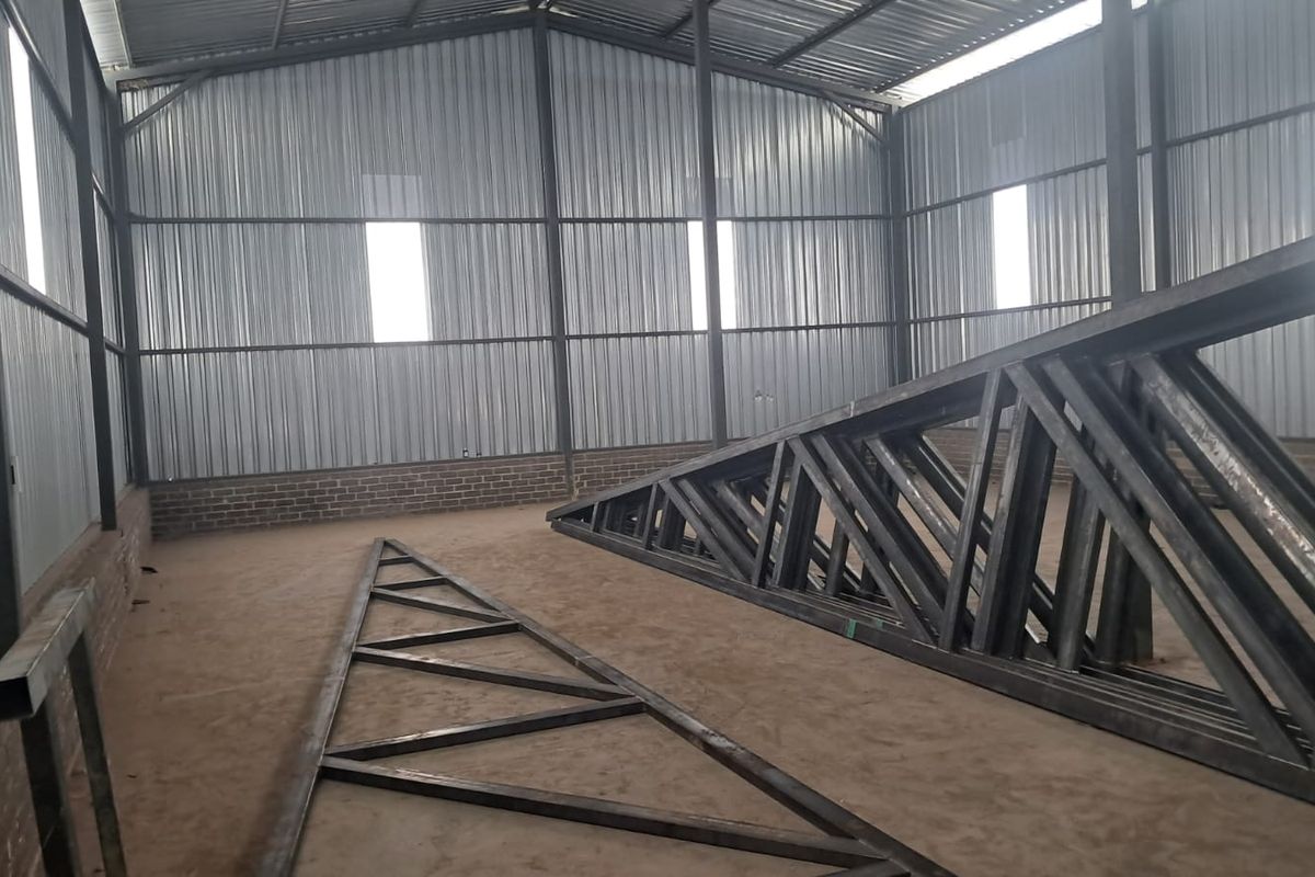 360m2 Warehouse with offices in Pomona - Photo 4