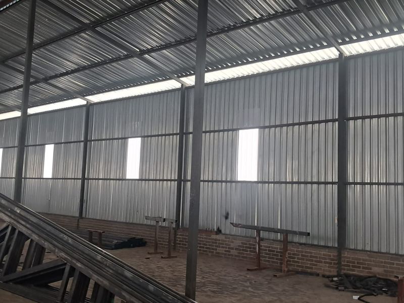 360m2 Warehouse with offices in Pomona - Photo 2