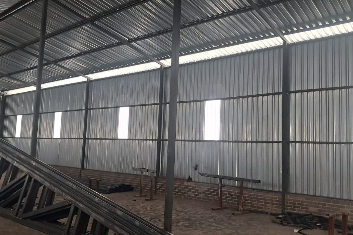 360m2 Warehouse with offices in Pomona - Photo 2