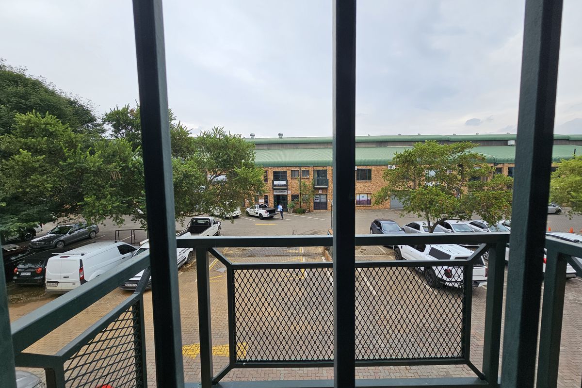 TO LET- Warehouse Hennopspak Industrial Centurion - Photo 4