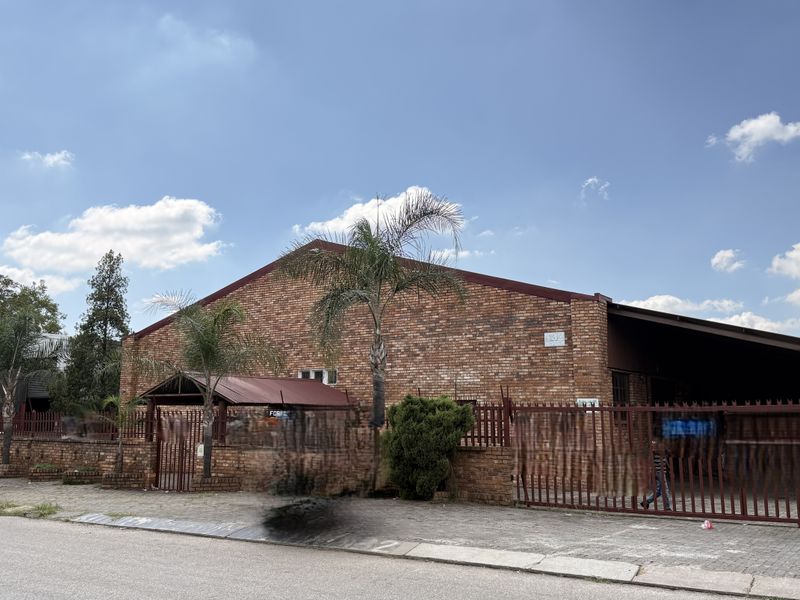 Freestanding Industrial Asset, 1 350m2 Warehouse with Mezzanine For Sale in Prime Centurion Location - Photo 2