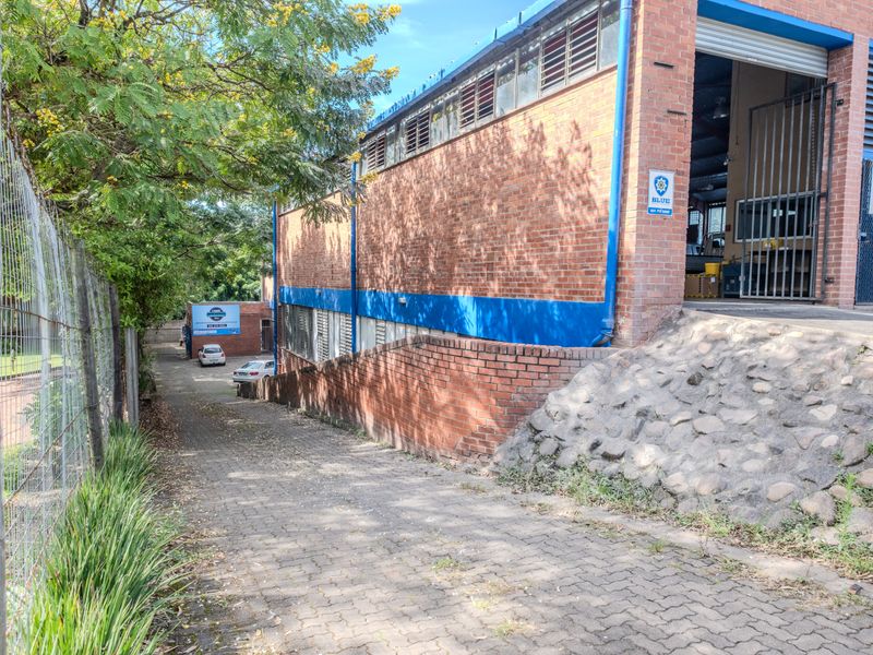369sqm Industrial Unit To Let in Pinetown – Secure & Functional Space - Photo 2