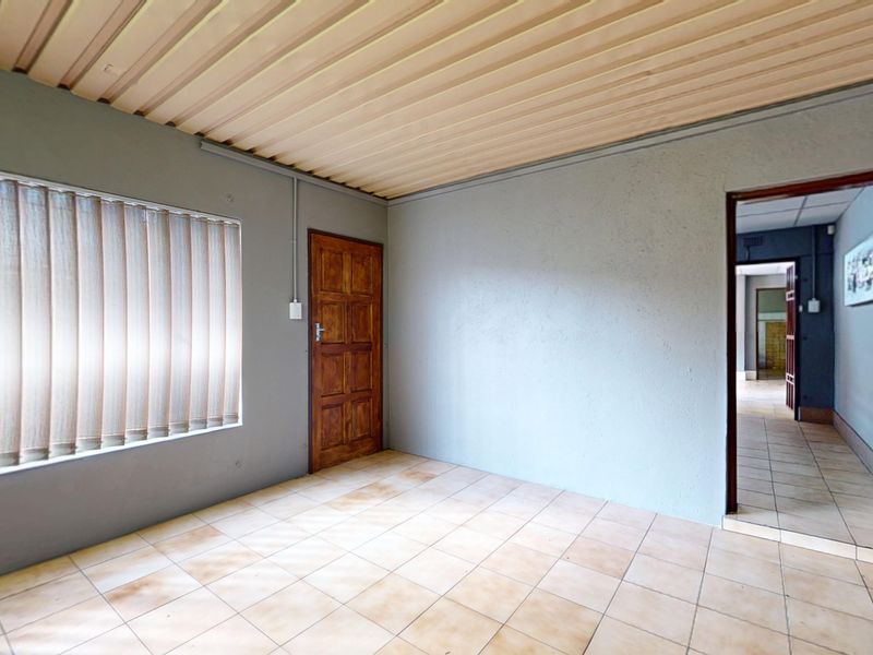 An impressive industrial property for those with big plans. - Photo 4