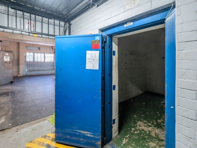 Prime Commercial Unit To Let in Shepstone Road - Photo 9