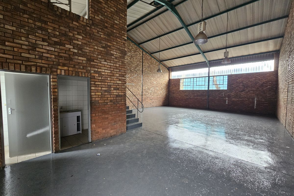 To Let Small Warehouse/Factory - Photo 5