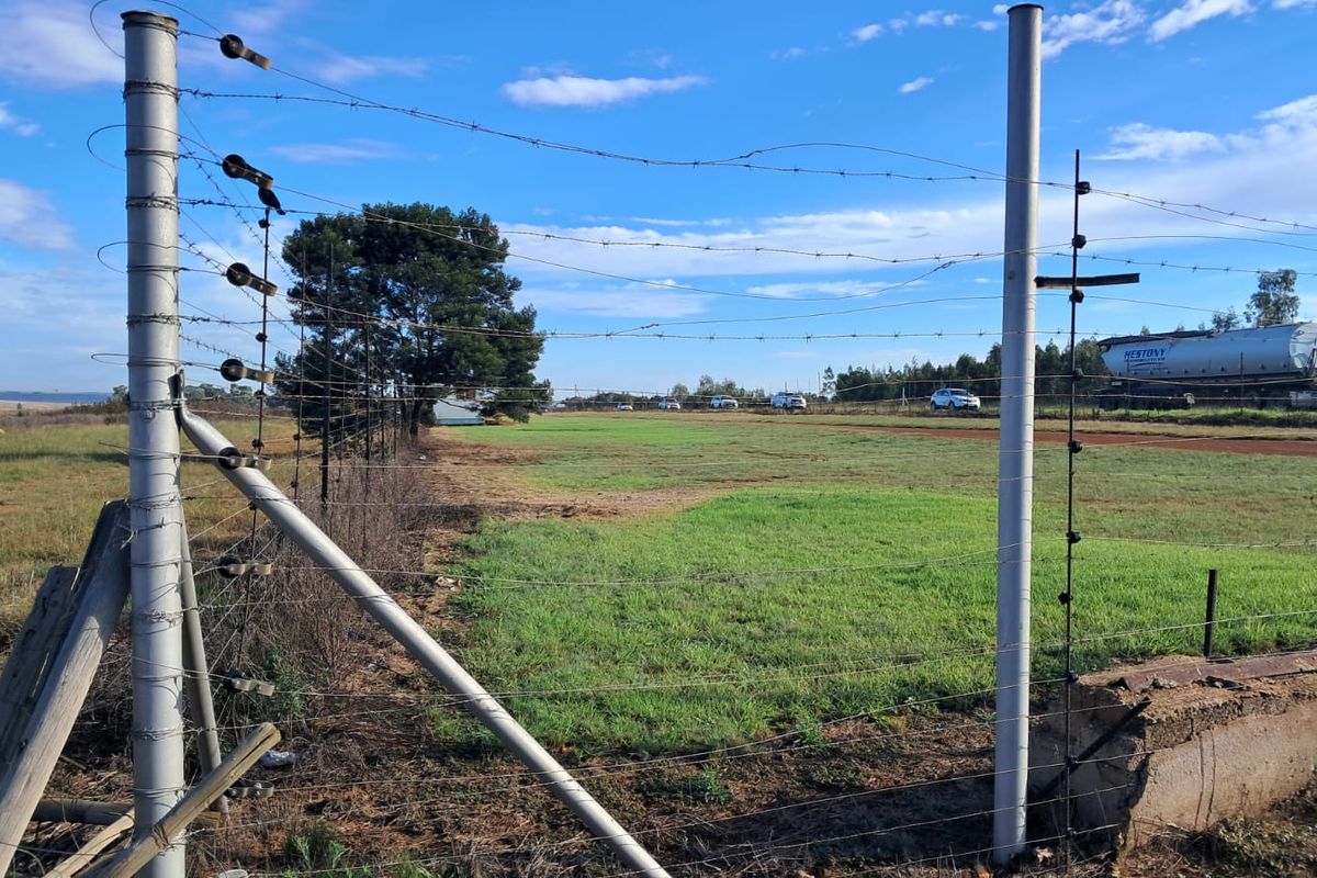 19 Ha Vacant land with 1200m2 Warehouse FOR SALE in Delmas area - Photo 2