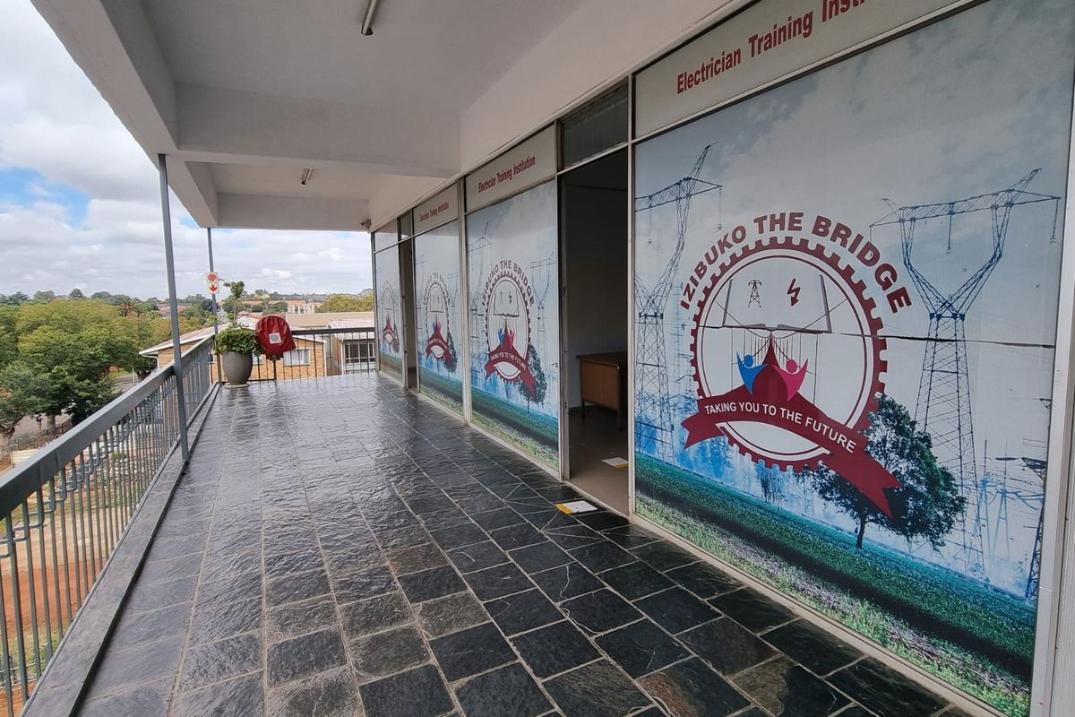 Large commercial units to Let - Photo 2