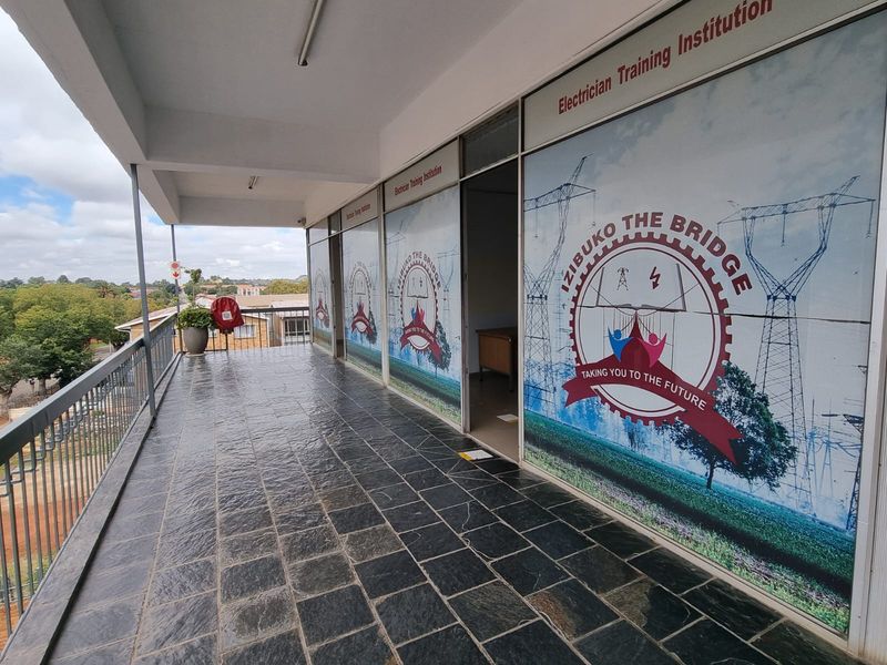 Large commercial units to Let - Photo 2