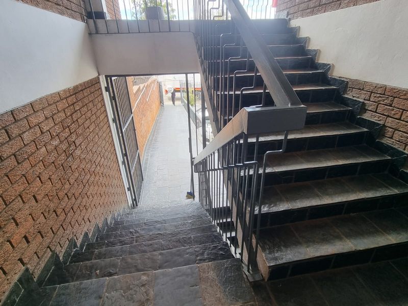 Large commercial units to Let - Photo 10