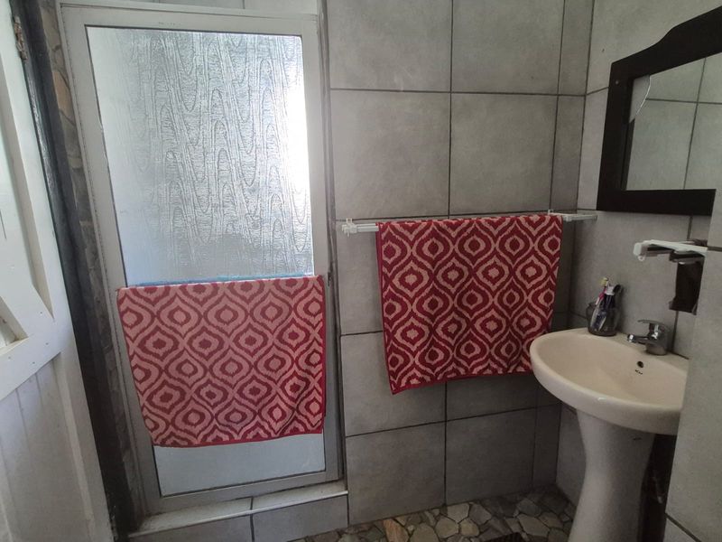 Ideal Investment Opportunity – Commercial Space with Comfortable Living Quarters - Photo 8