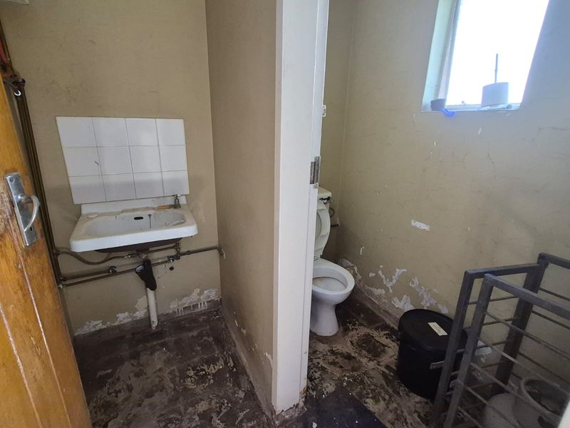 Ideal Investment Opportunity – Commercial Space with Comfortable Living Quarters - Photo 5