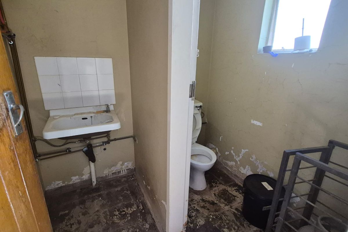 Ideal Investment Opportunity – Commercial Space with Comfortable Living Quarters - Photo 5