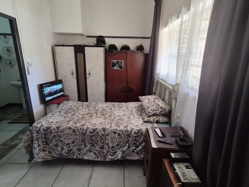 Ideal Investment Opportunity – Commercial Space with Comfortable Living Quarters - Photo 10