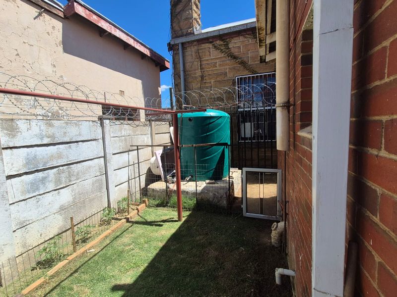 Ideal Investment Opportunity – Commercial Space with Comfortable Living Quarters - Photo 4