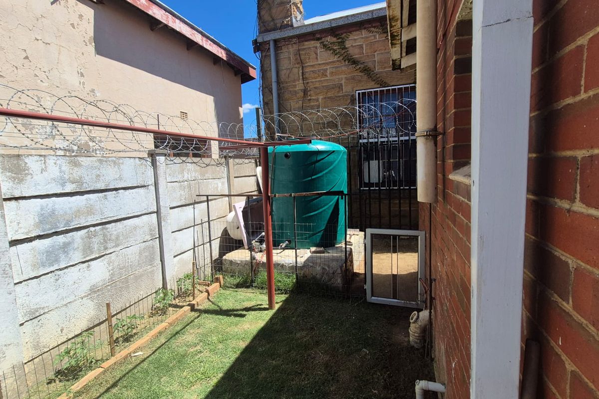 Ideal Investment Opportunity – Commercial Space with Comfortable Living Quarters - Photo 4