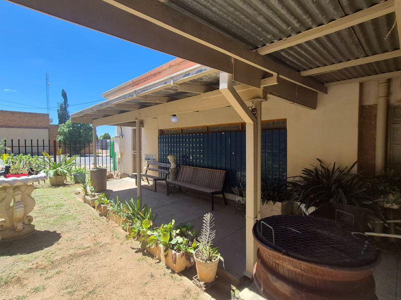 Ideal Investment Opportunity – Commercial Space with Comfortable Living Quarters - Photo 2