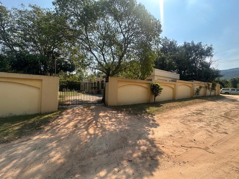 Exceptional 2-Hectare Smallholding with Rental Income  - Just outside Nelspruit. - Photo 2