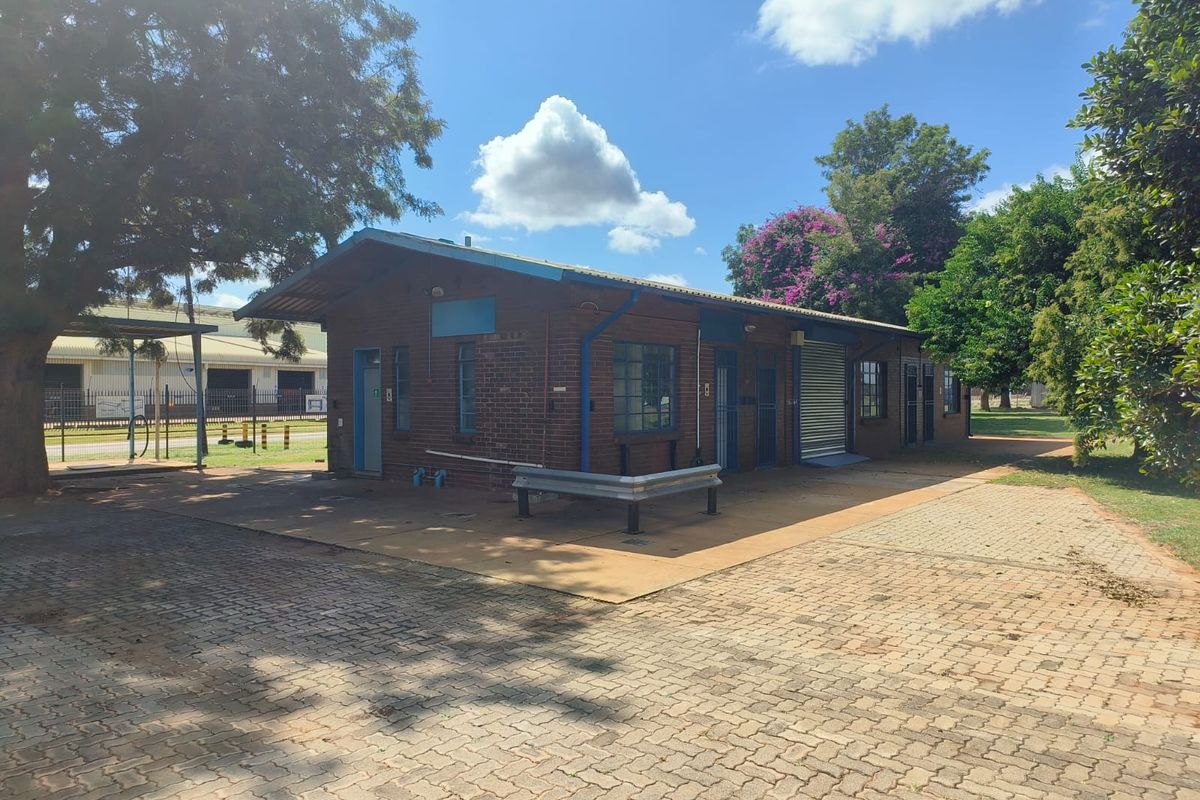 Prime Freestanding 3,992m2 Warehouse In Rosslyn with Superlink Access, Immediate Occupation - Photo 2