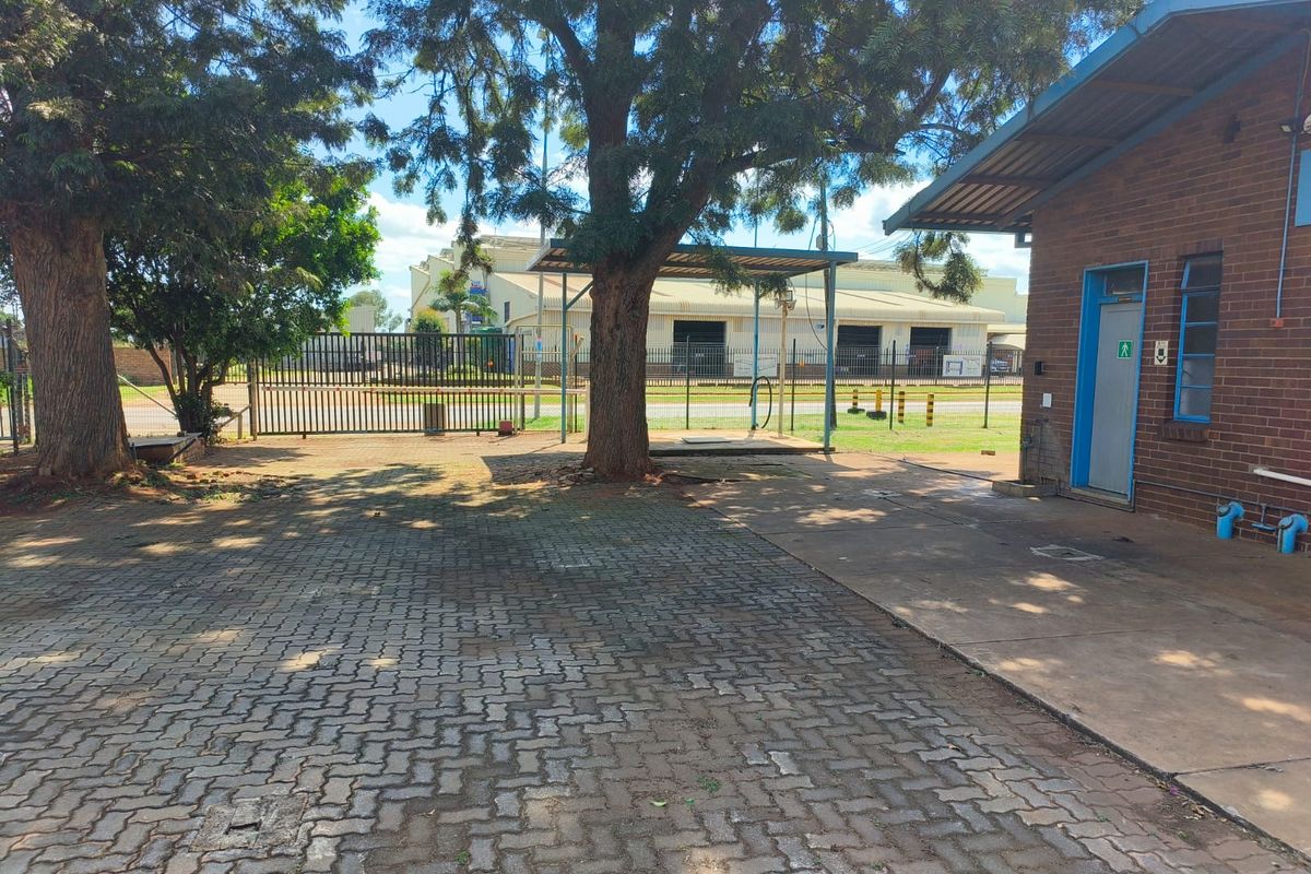 Prime Freestanding 3,992m2 Warehouse In Rosslyn with Superlink Access, Immediate Occupation - Photo 3