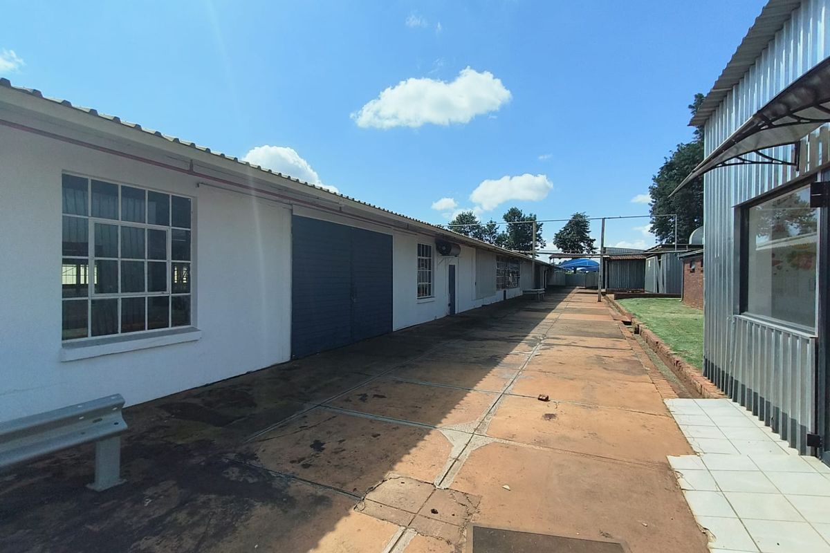 Prime Freestanding 3,992m2 Warehouse In Rosslyn with Superlink Access, Immediate Occupation - Photo 4