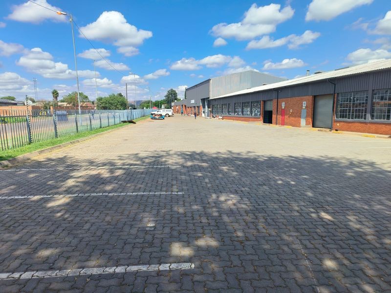 Compact High-Clearance 370m2 Warehouse To Let In Rosslyn, Secure Industrial Node - Photo 2