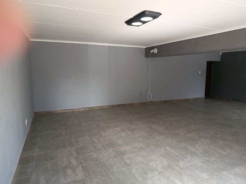 Business premises to rent in central Fisherhaven - Photo 4