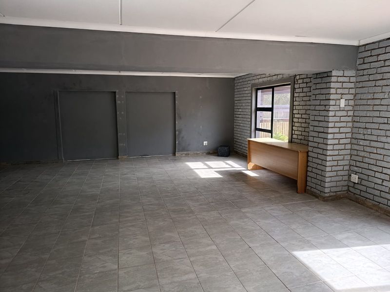 Business premises to rent in central Fisherhaven - Photo 2