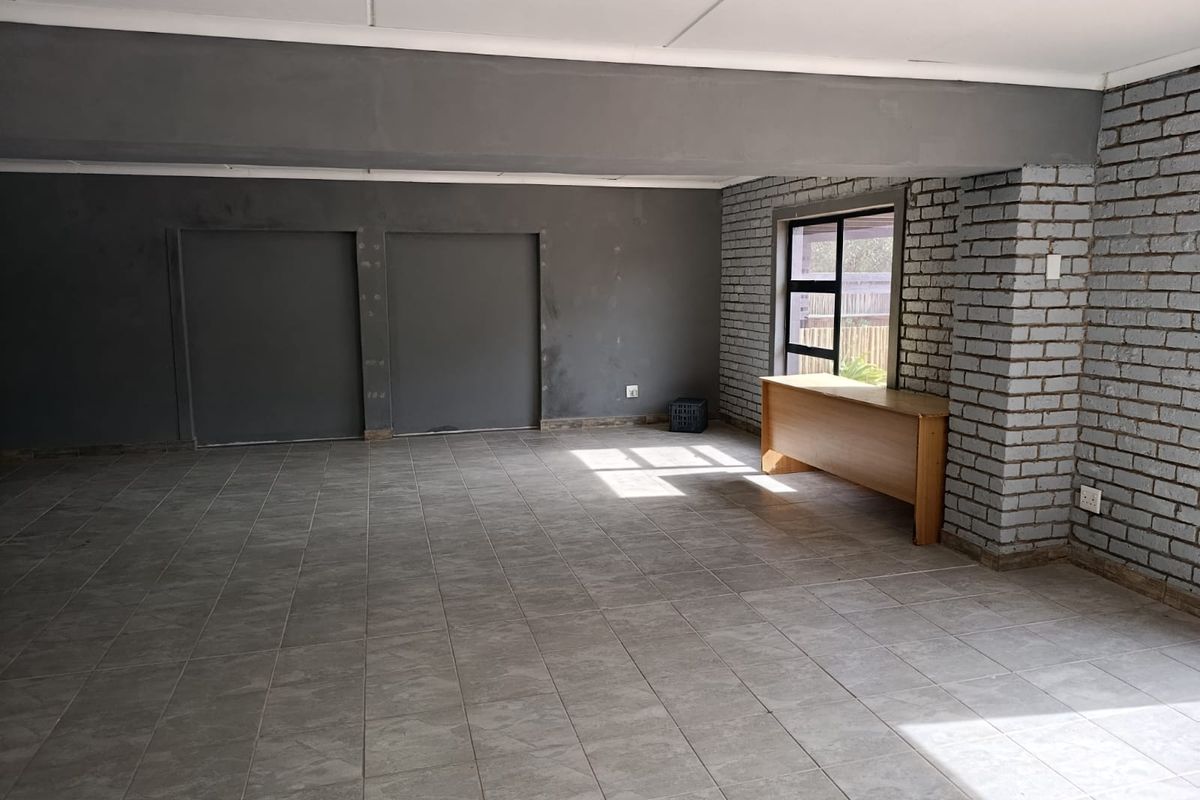 Business premises to rent in central Fisherhaven - Photo 2