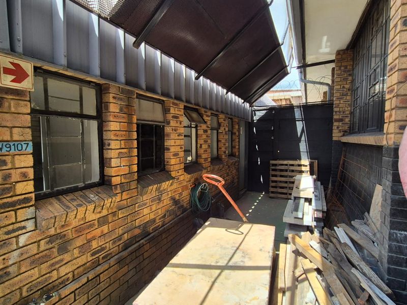 Versatile 631m2 Industrial Warehouse with Excellent Exposure & Functionality To Let in Silvertondale - Photo 2